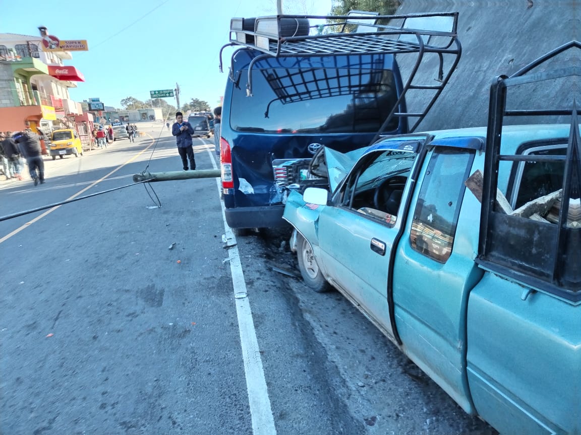 accidente de picop y microbús en ruta Interamericana