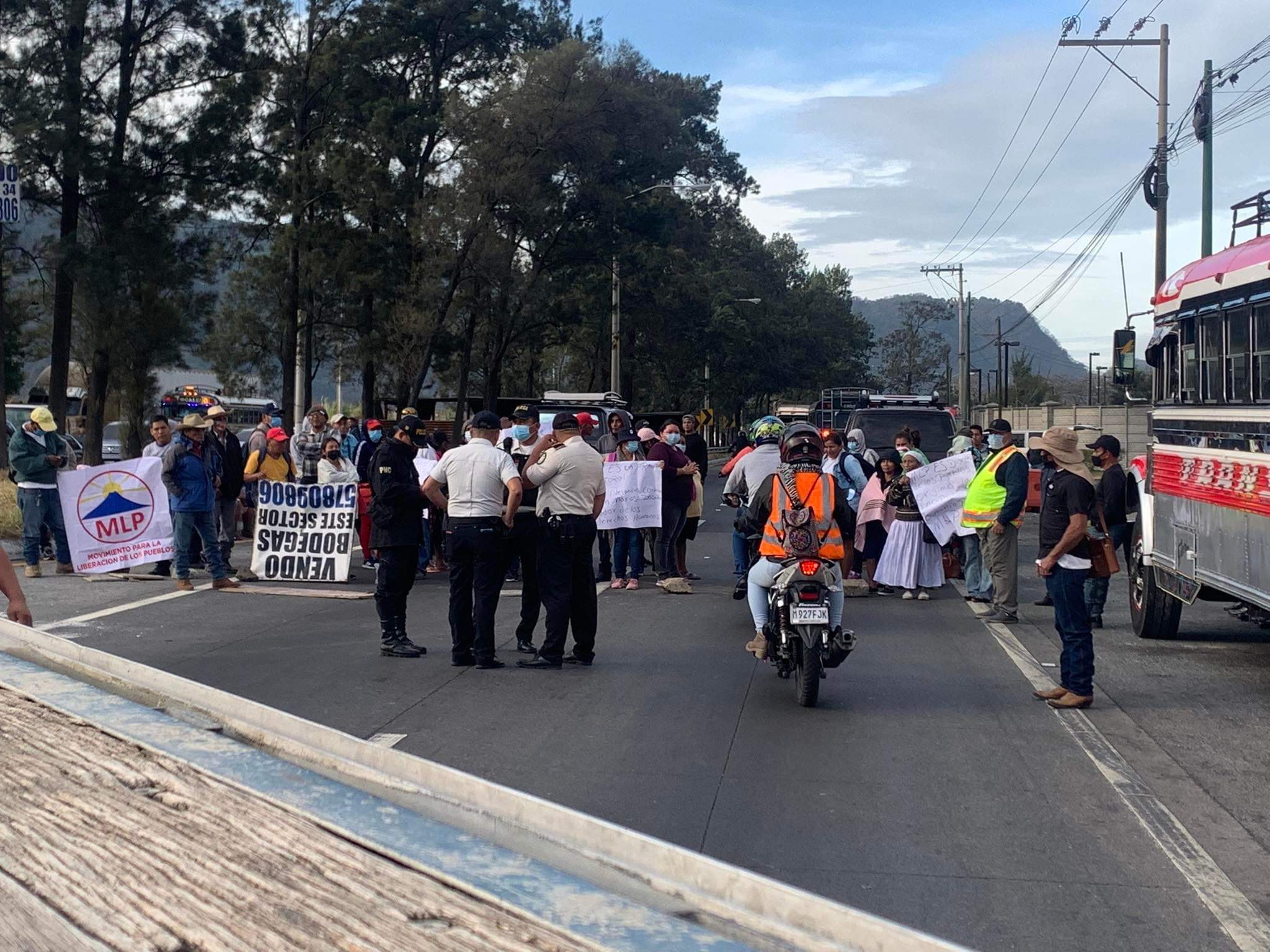 bloqueo de simpatizantes del MLP en Amatitlán