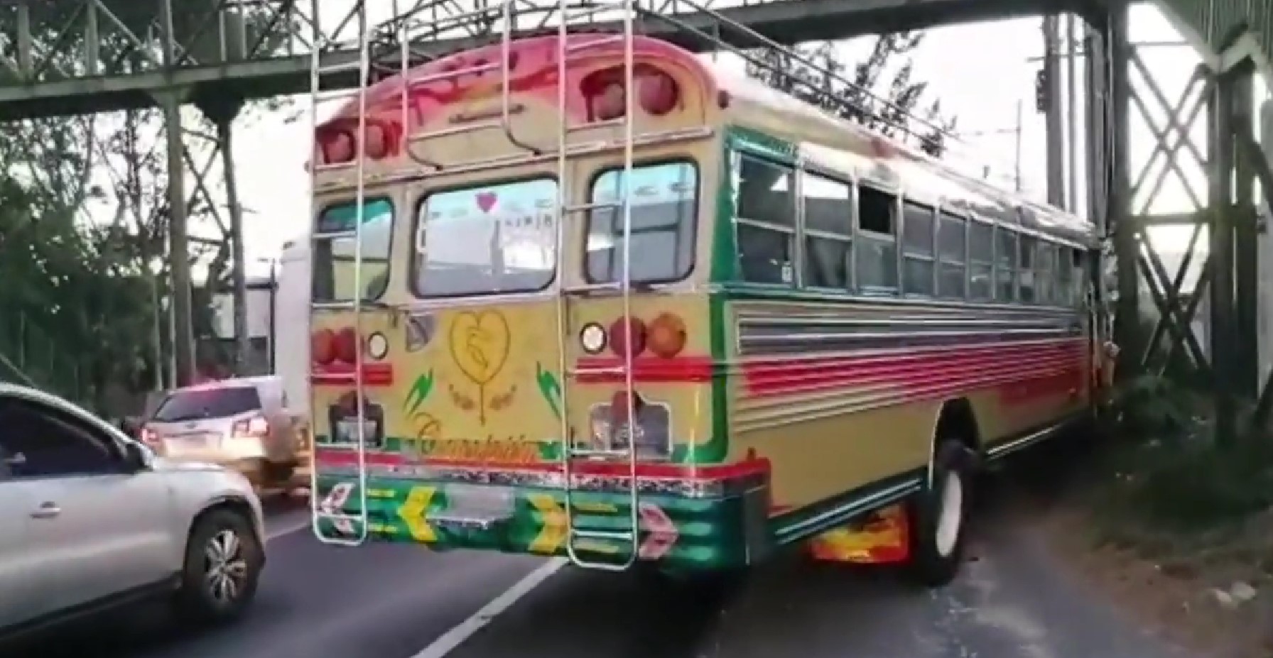 bus choca en pasarela de Villa Nueva