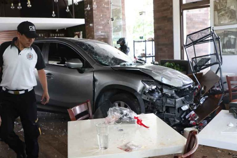 Vehículo se empotra en restaurante de El Naranjo