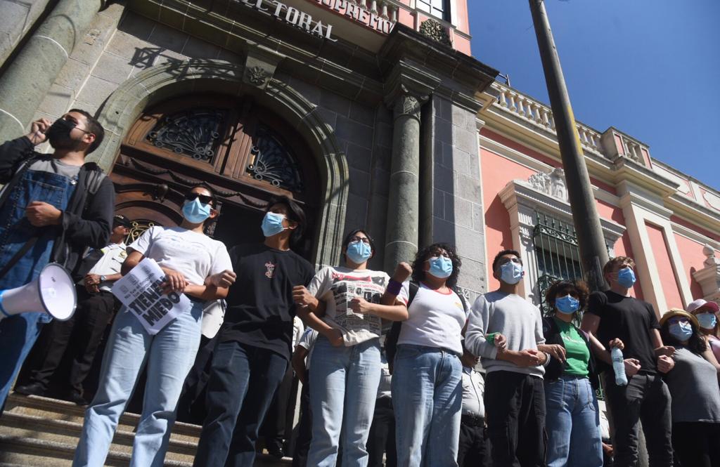 manifestación de estudiantes universitarios frente al TSE