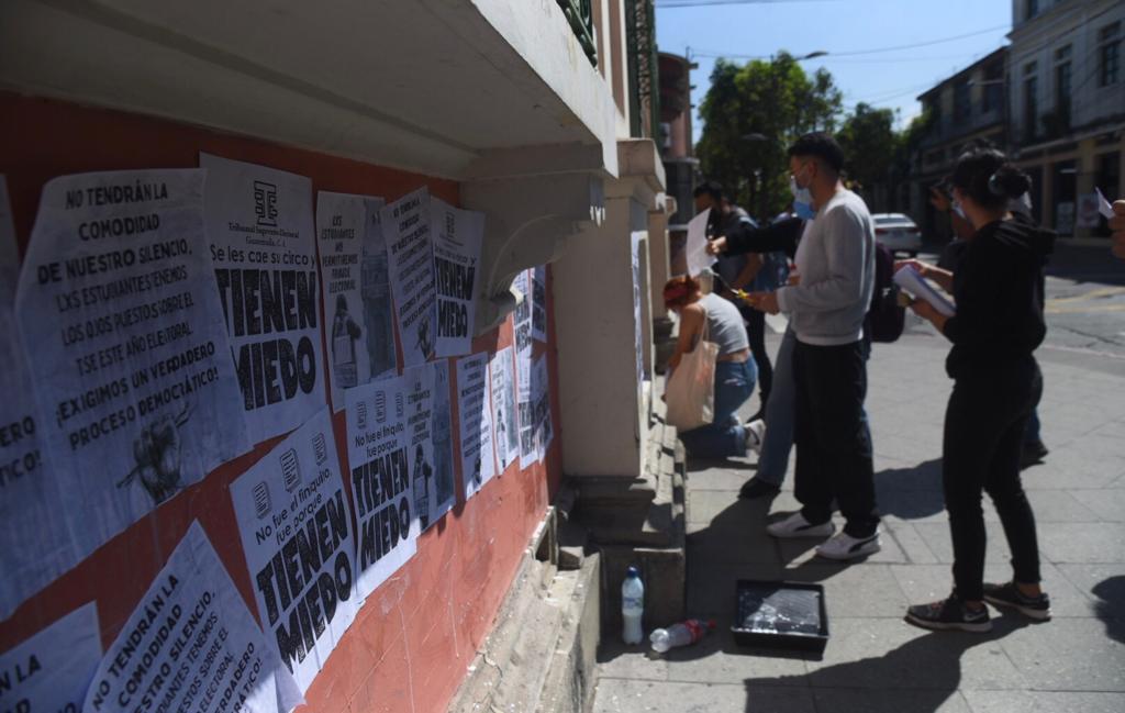 manifestación de estudiantes universitarios frente al TSE