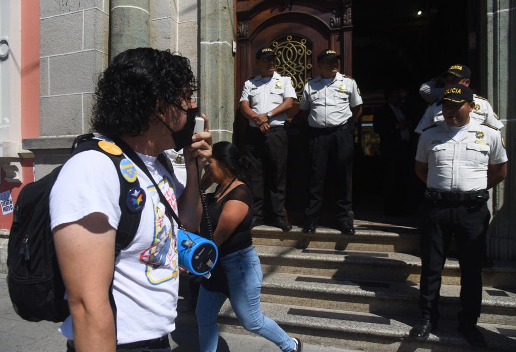 manifestación de estudiantes universitarios frente al TSE