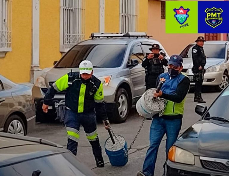 Retiran objetos que obstaculizan espacios públicos para estacionar