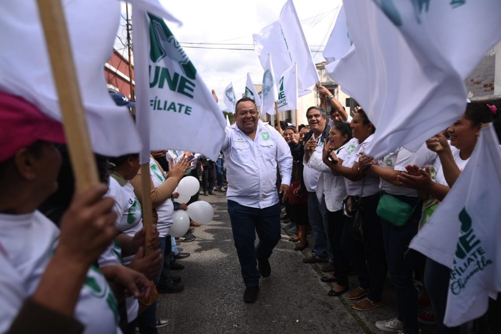 Binomio presidencial del partido UNE recibe credenciales