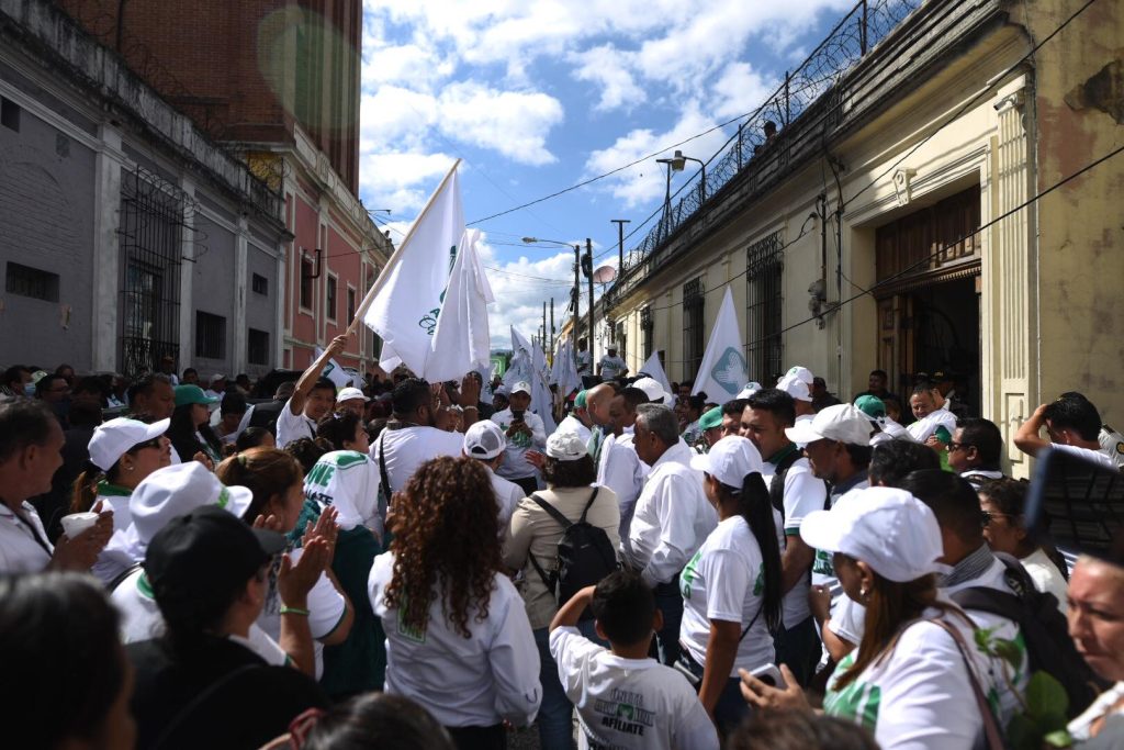 Binomio presidencial del partido UNE recibe credenciales