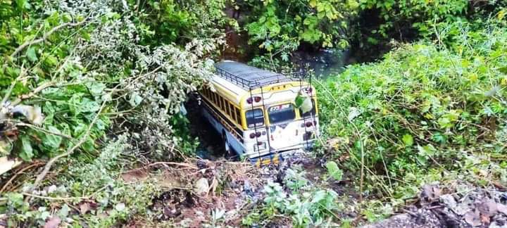 bus cae a barranco en San Juan Sacatepéquez