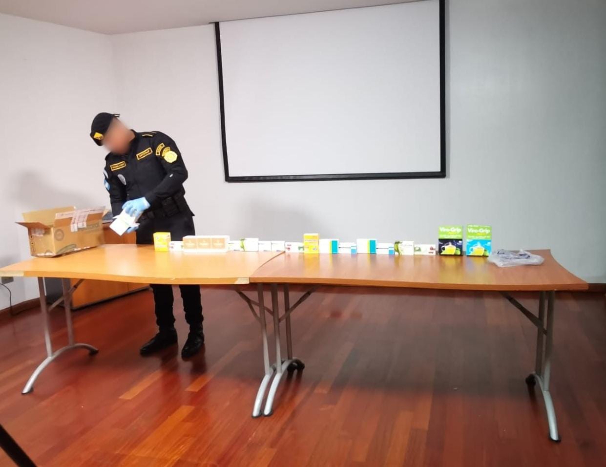 Decomisan droga escondida en encomienda de medicamentos