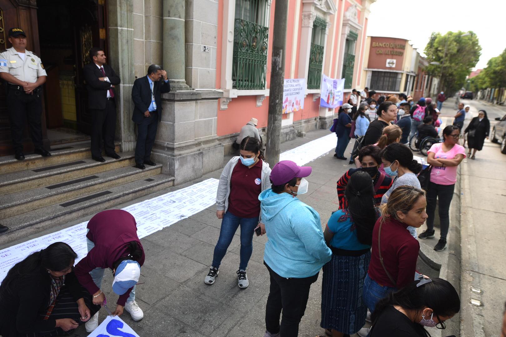 organizaciones de mujeres protestan frente al TSE