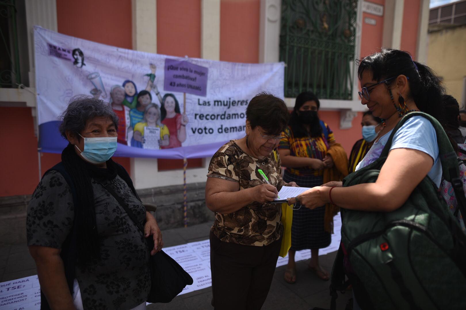 organizaciones de mujeres protestan frente al TSE