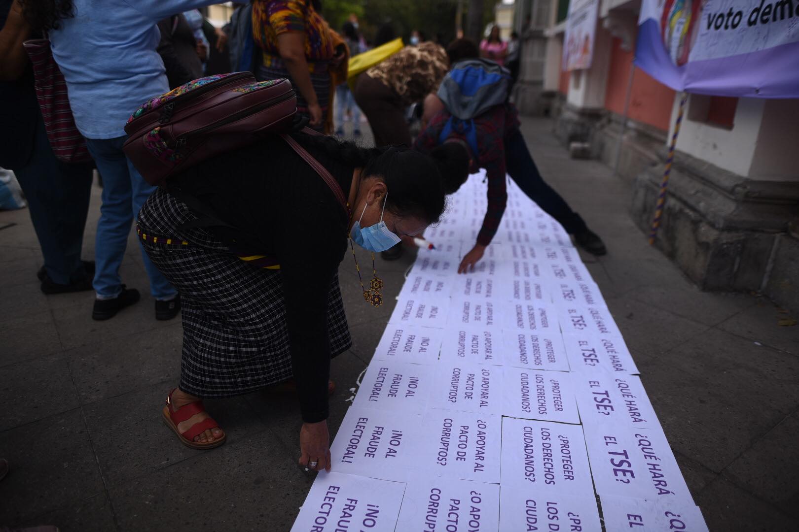 organizaciones de mujeres protestan frente al TSE