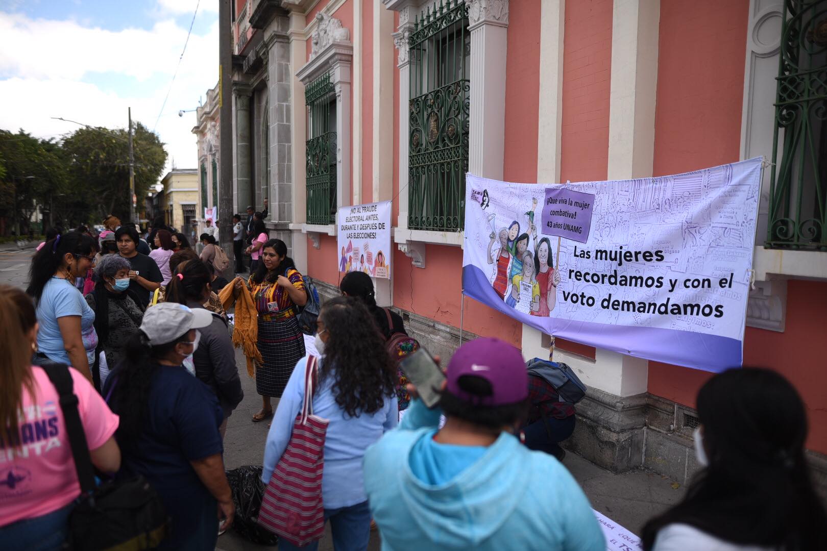 organizaciones de mujeres protestan frente al TSE