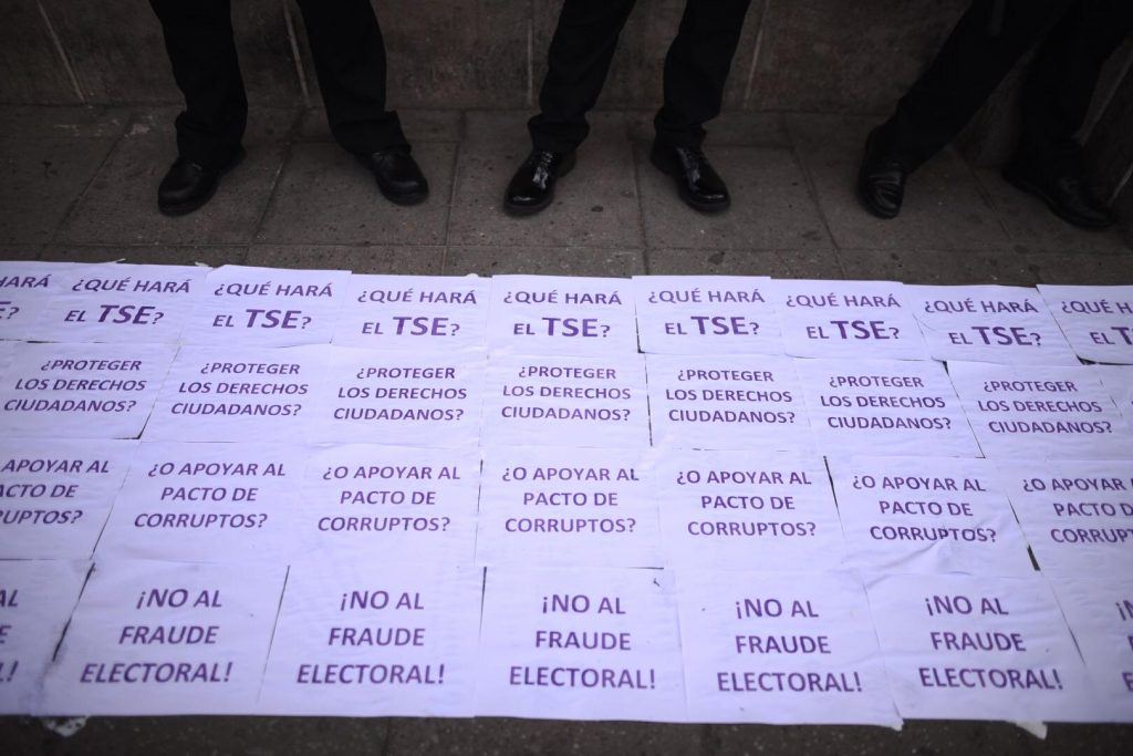 organizaciones de mujeres protestan frente al TSE