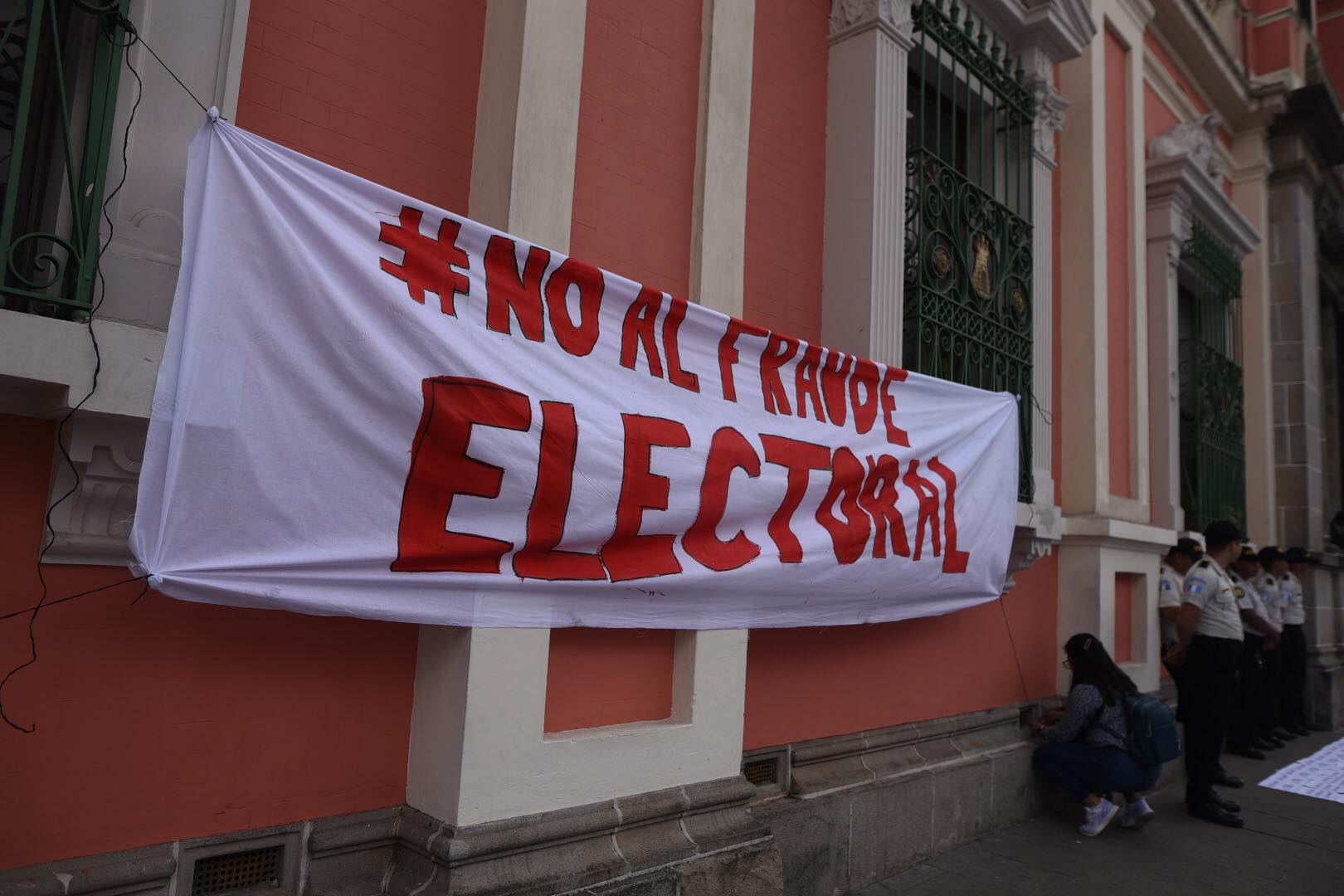 organizaciones de mujeres protestan frente al TSE