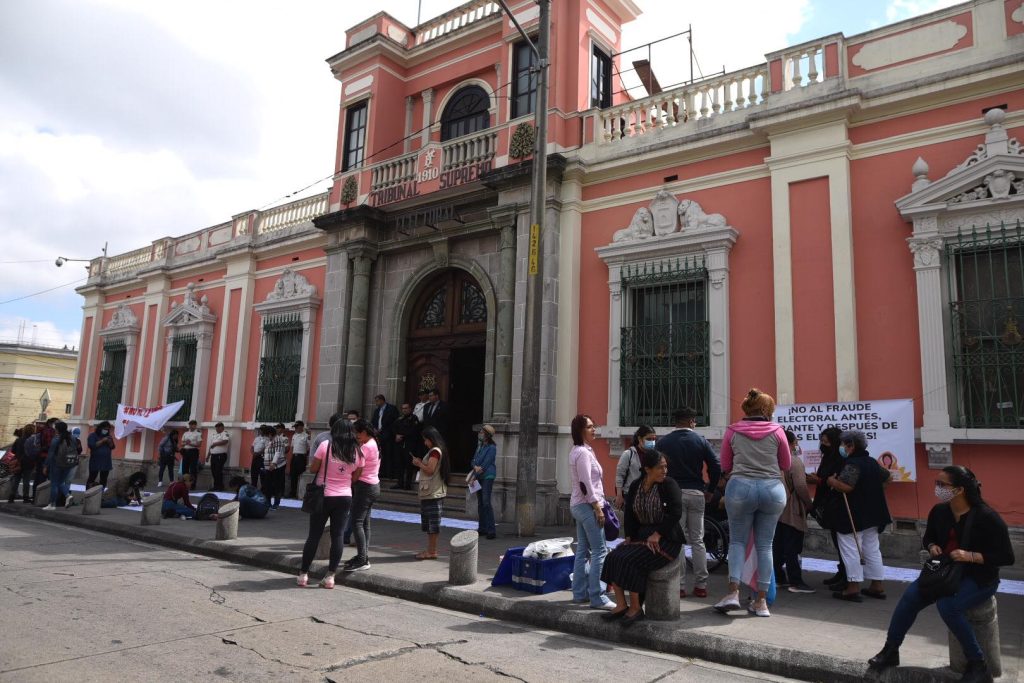 organizaciones de mujeres protestan frente al TSE