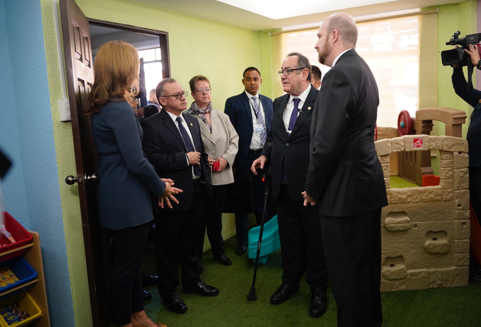 Embajador de EE. UU. y Giammattei visitan Oficina de Atención a la Víctima