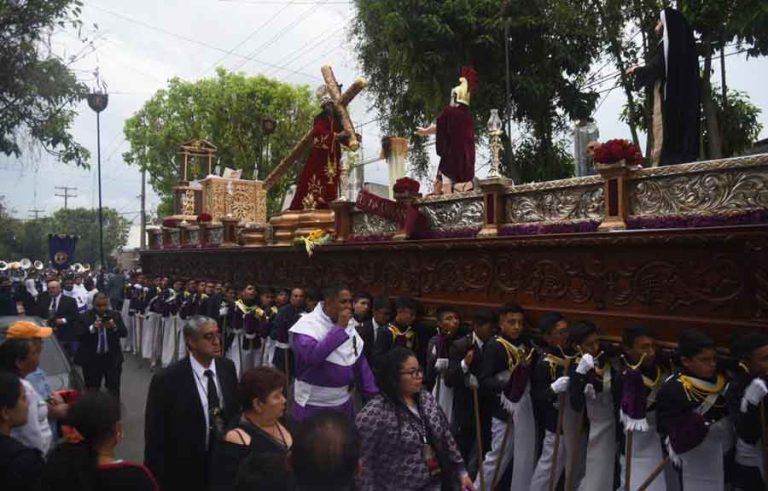 Procesión de Jesús Nazareno Redentor del Mundo, del Barrio El Gallito