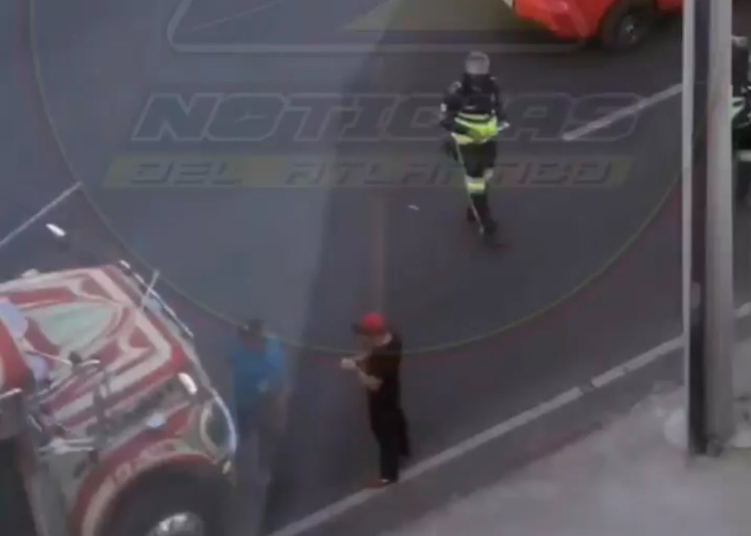 video de agentes de PMT capitalina en zona 10