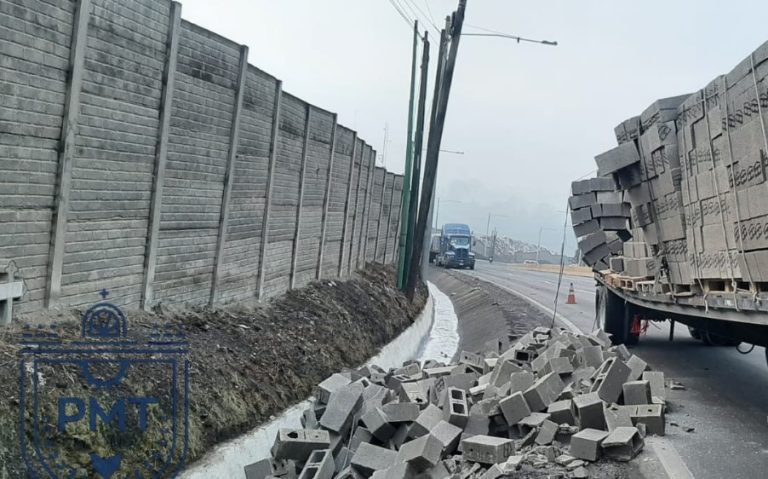 tráiler bota carga de block en ruta al Pacífico