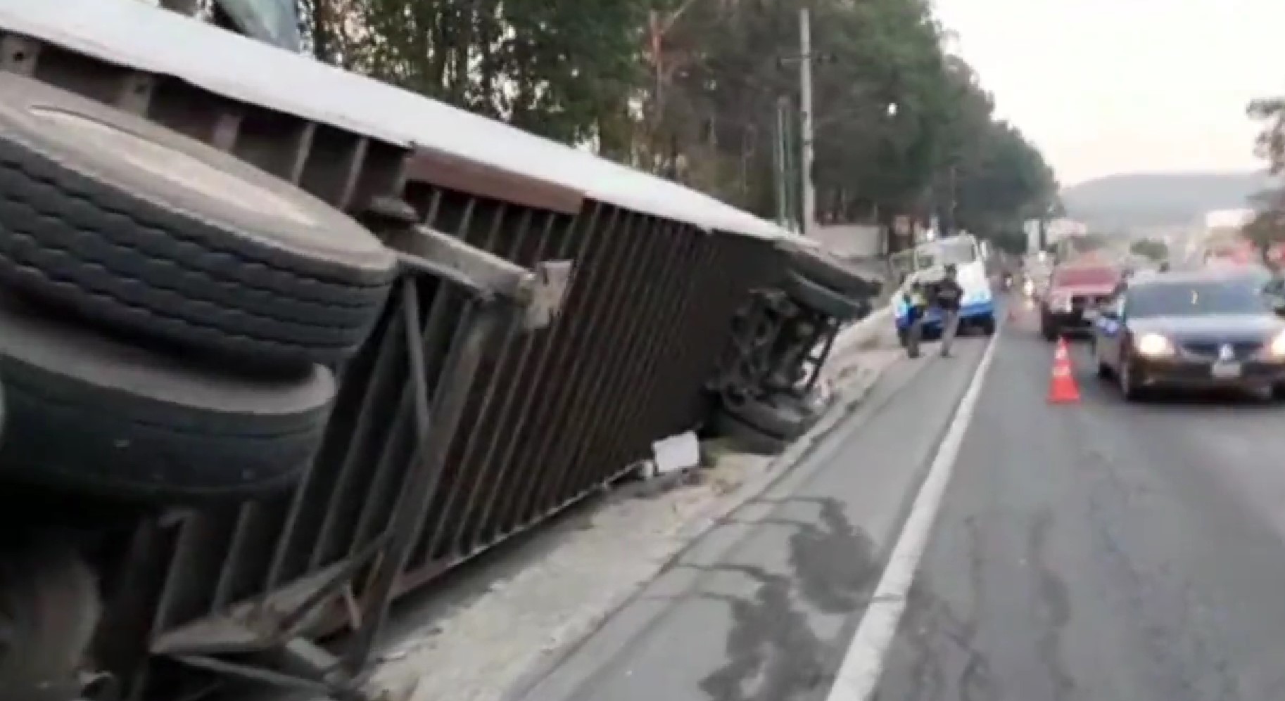 tráiler volcado en km. 20 ruta al Pacífico