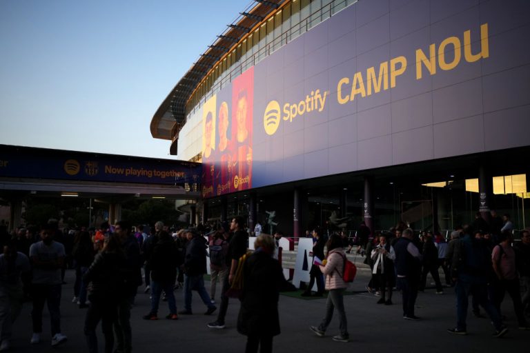 Lionel Messi vitoreado en el Camp Nou.