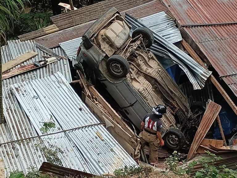 Vehículo cae sobre vivienda en Santa Catarina Pinula