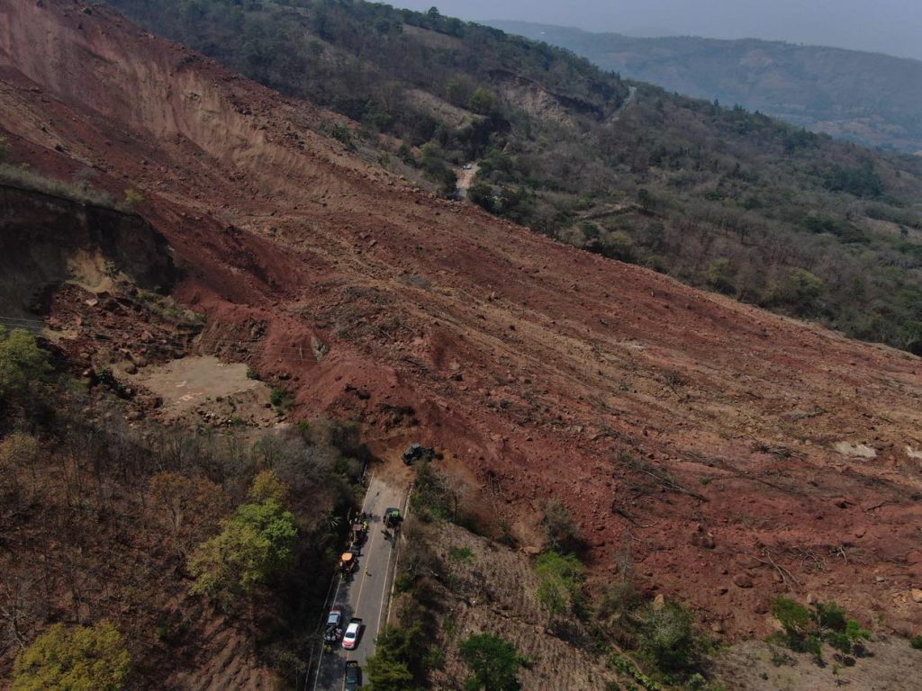 niño muere tras derrumbe en Casillas, Santa Rosa