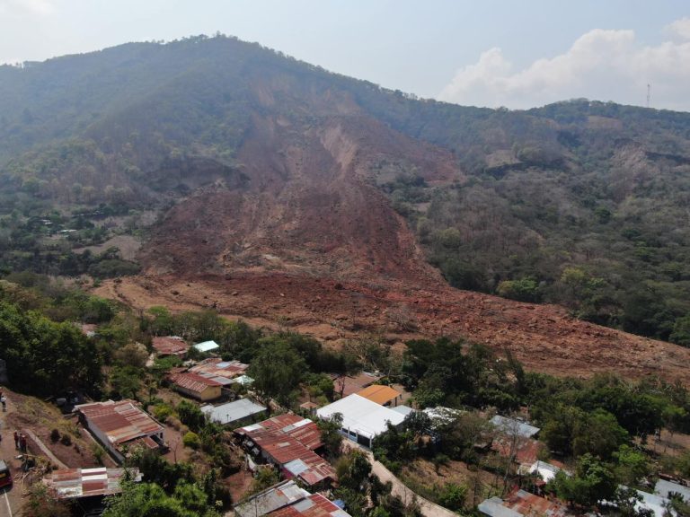 niño muere tras derrumbe en Casillas, Santa Rosa