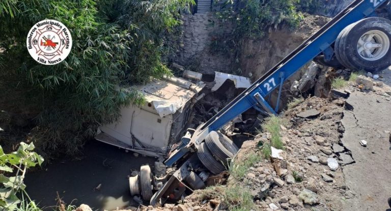 tráiler cae a barranco en Villa Nueva