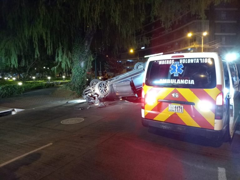 carro volcado en zona 9