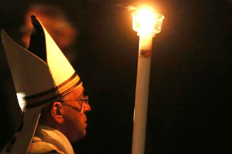 Vigilia pascual en el Vaticano por el papa Francisco