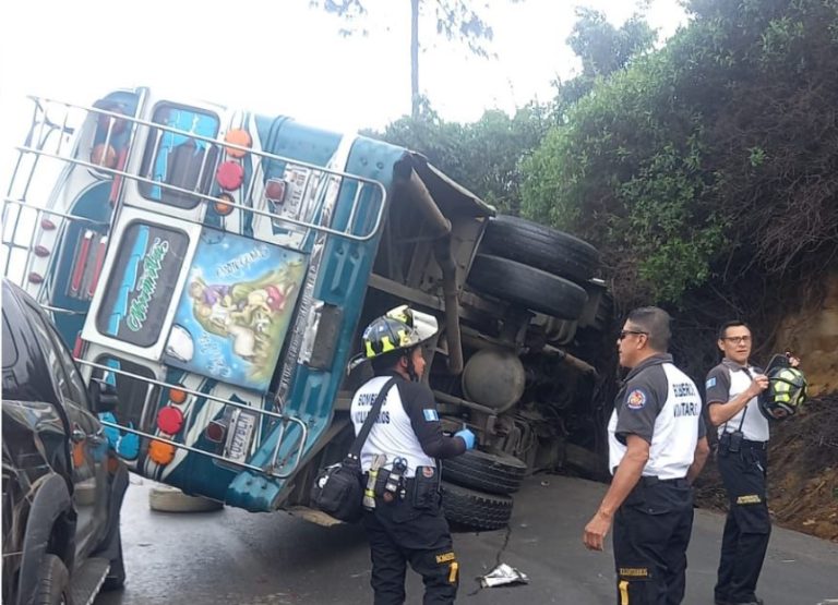 bus volcado en Sumpango