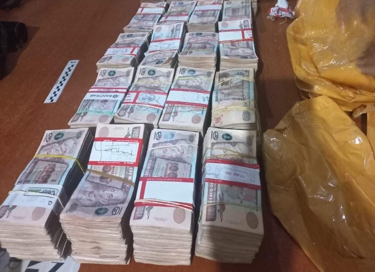 decomisan dinero en vehículo en Cobán, Alta Verapaz