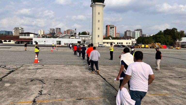 Llegan al país guatemaltecos retornados que viajaban en avión con desperfectos mecánicos