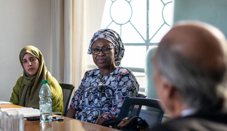 Mama Fatima Singhateh en su visita en Uruguay