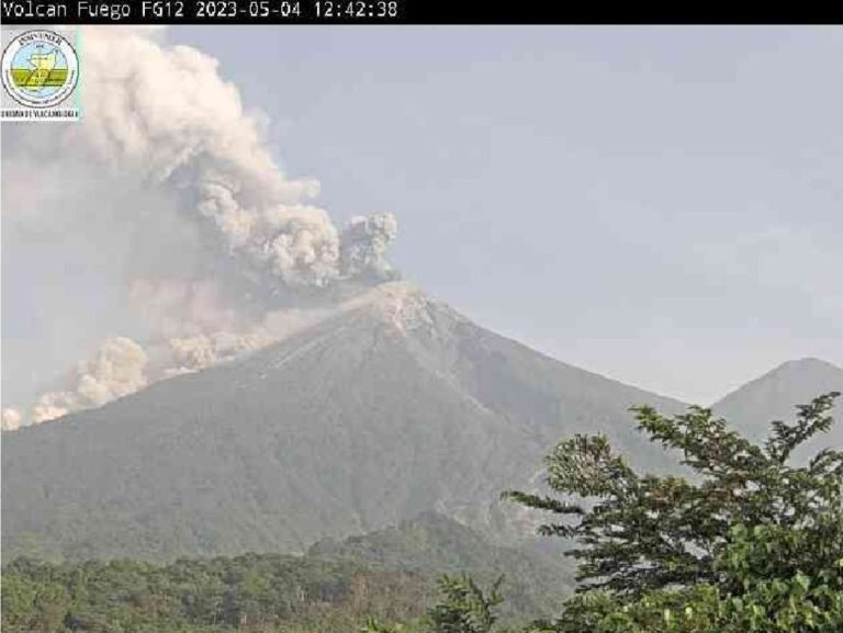 Volcán de Fuego registra erupción con flujos piroclásticos