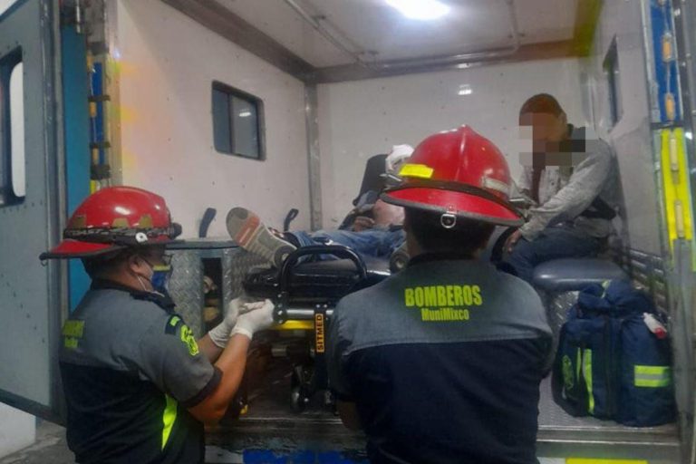 hombres tocan cables de alta tensión al instalar propaganda