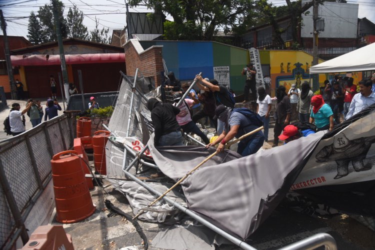 estudiantes en resistencia abren campus central de la Usac