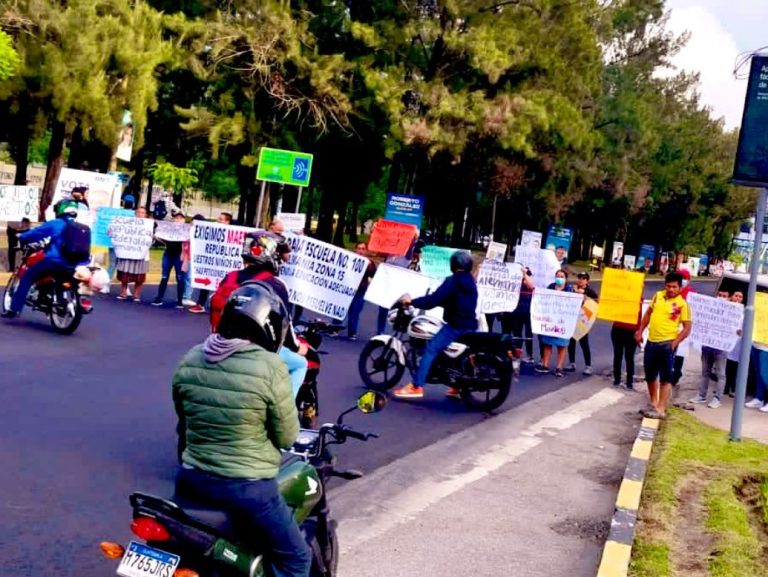 Manifestantes bloquean tramo en bulevar Vista Hermosa