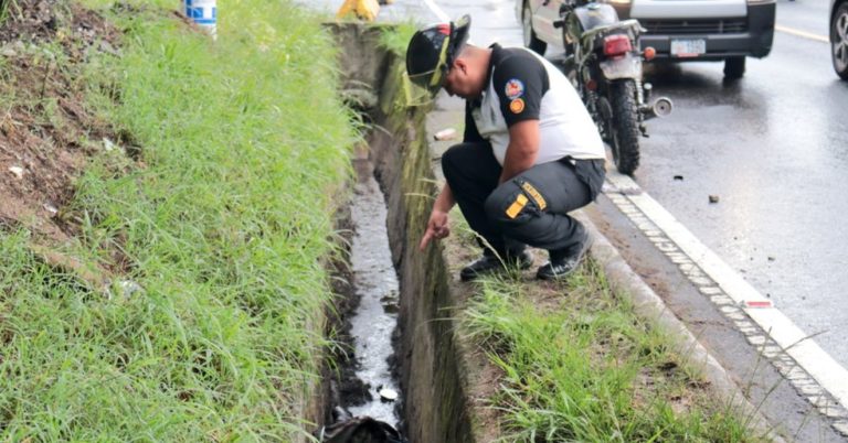 accidente de motorista en cuneta al final del bulevar Sur, Mixco