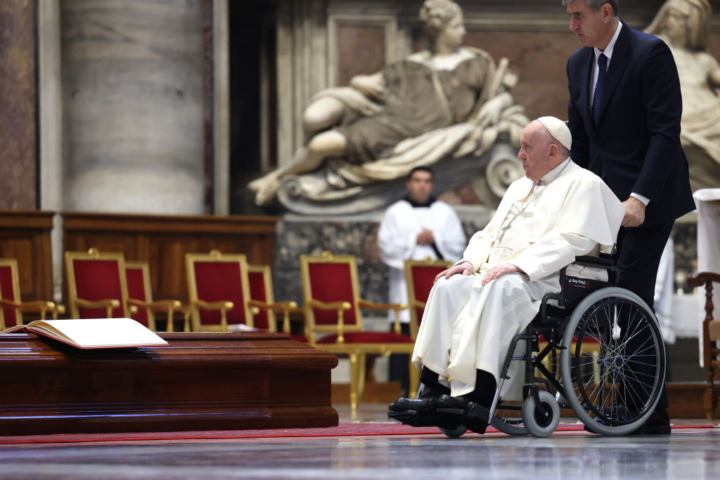 Papa Francisco en silla de ruedas