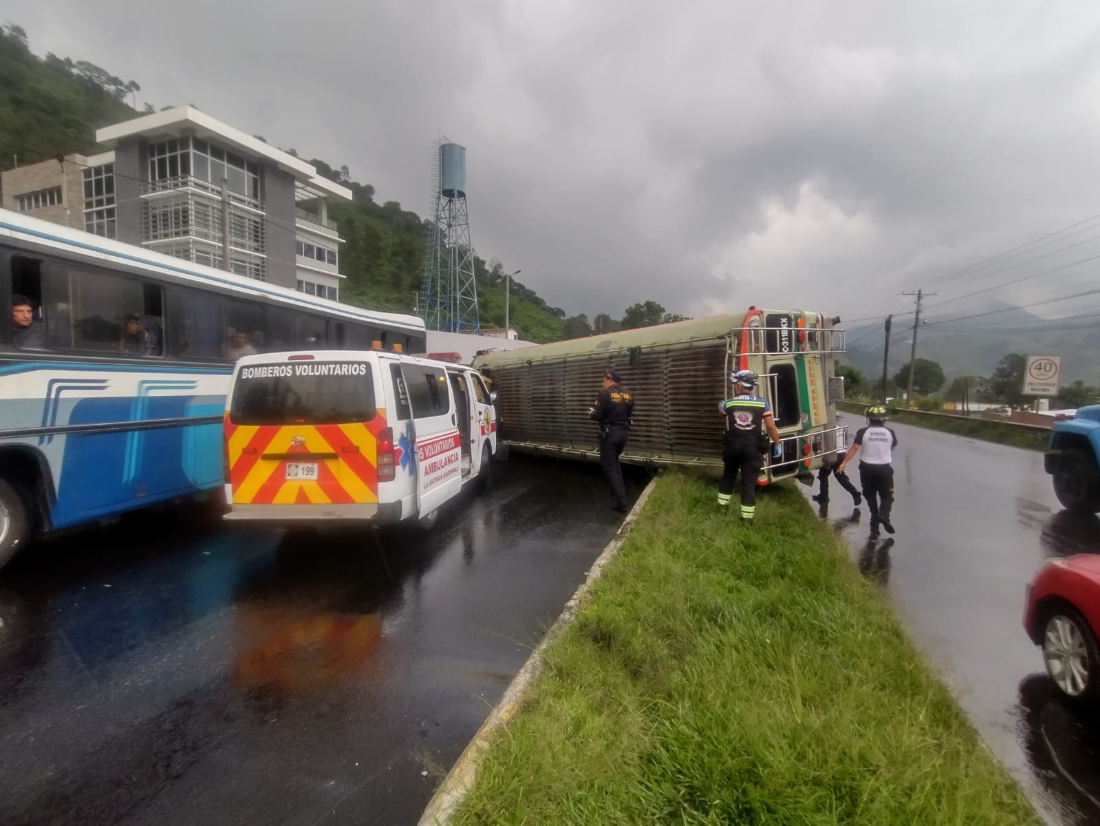 Bus de transportes Santa Rita vuelca en la ruta Interamericana