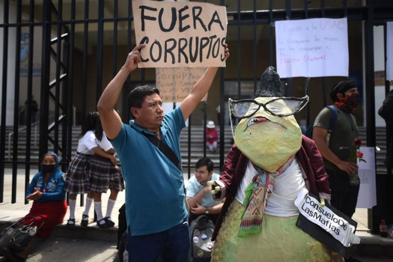 Personas protestaron frente a la sede del MP