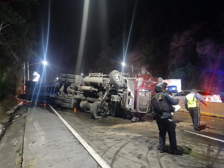 tráiler volcado en bajada de Villa Lobos