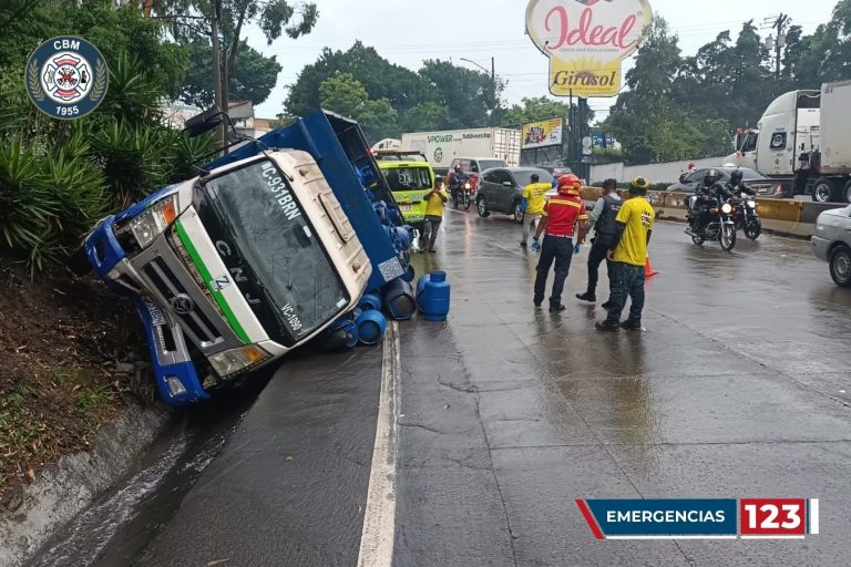 Camión cargado con gas propano vuelca en ruta al Pacífico