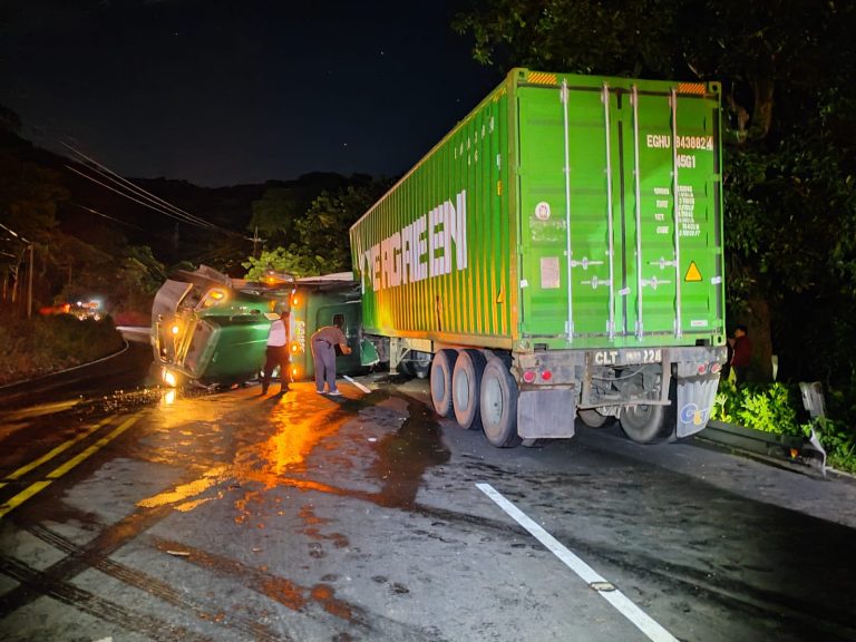 accidente de tráiler en ruta a Escuintla