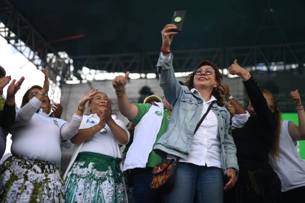 cierre de campaña de Sandra Torres de UNE