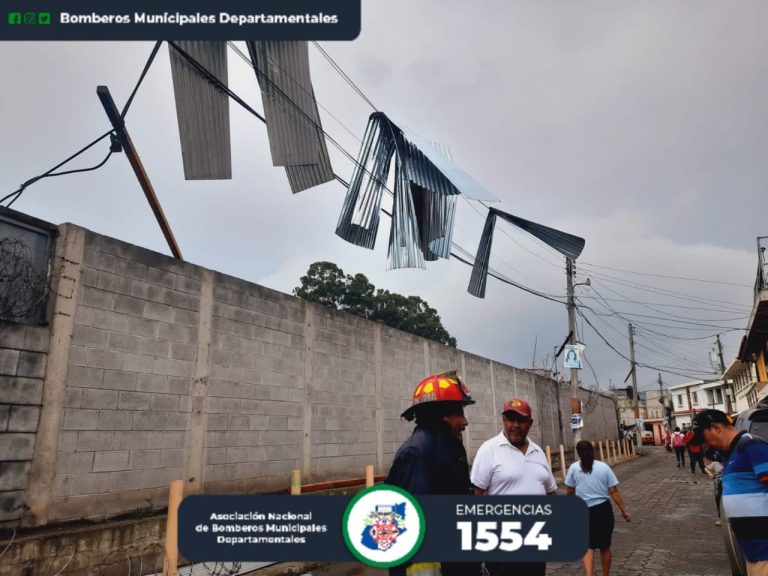 lluvias causan daños en techos de El Tejar, Chimaltenango