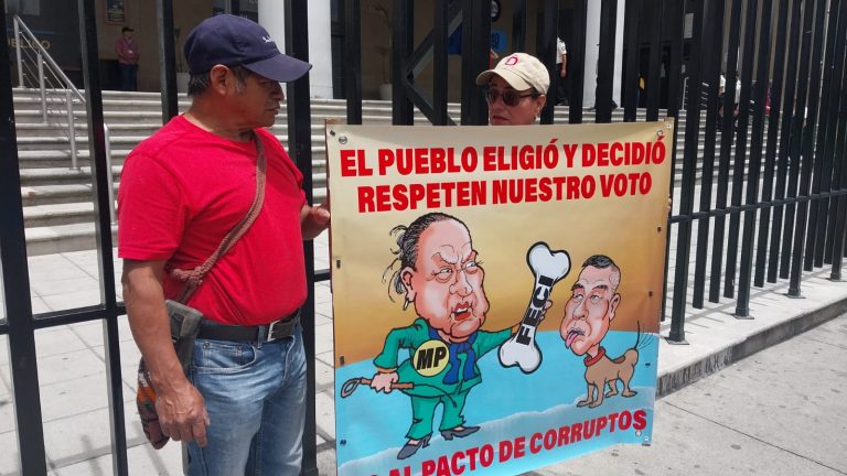 manifestación frente al Ministerio Público para exigir renuncia de la fiscal Consuelo Porras