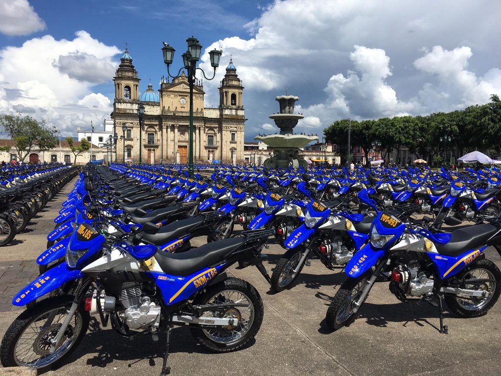 entrega de armas y motocicletas a PNC